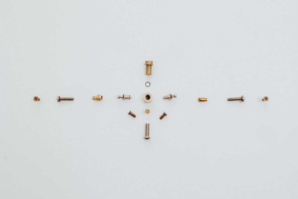 Fasteners, essenzielle Komponenten für die mechanische Befestigung und Sicherung von Bauteilen, sehen aus wie Schrauben und es gibt sie in verschiedenen Größen, Materialien und Beschichtungen.